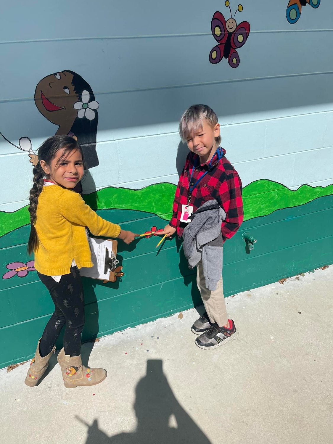 Miss Fred’s kindergarten class went on a scavenger hunt on April 11. They were looking for circles and triangles all around  the school. [Photo courtesy LES]